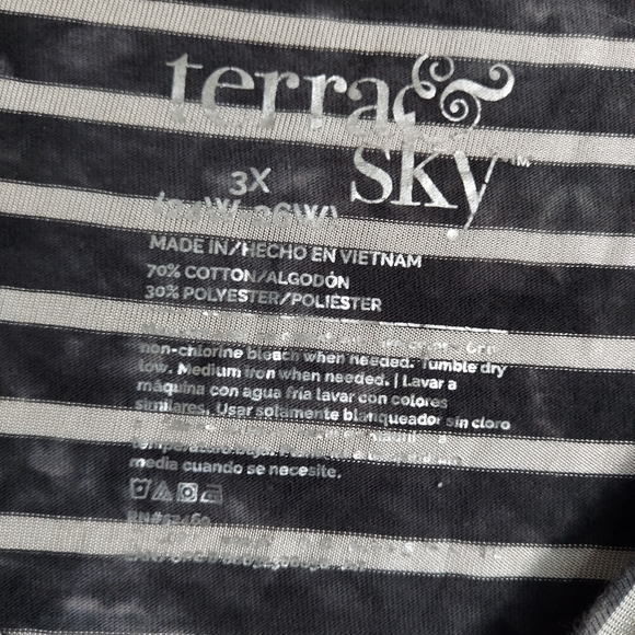 3/$30 NWOT. Terra & Sky. Plus Size 3X. Black and Gray. Distressed. - Picture 2 of 3